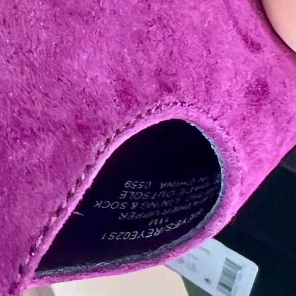 Steve-madden Women's  Burgundy Velvet heels with strap. Size 11 - Picture 3 of 6